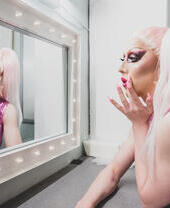 Drag queen vistiéndose entre bastidores antes de la actuación en el camerino