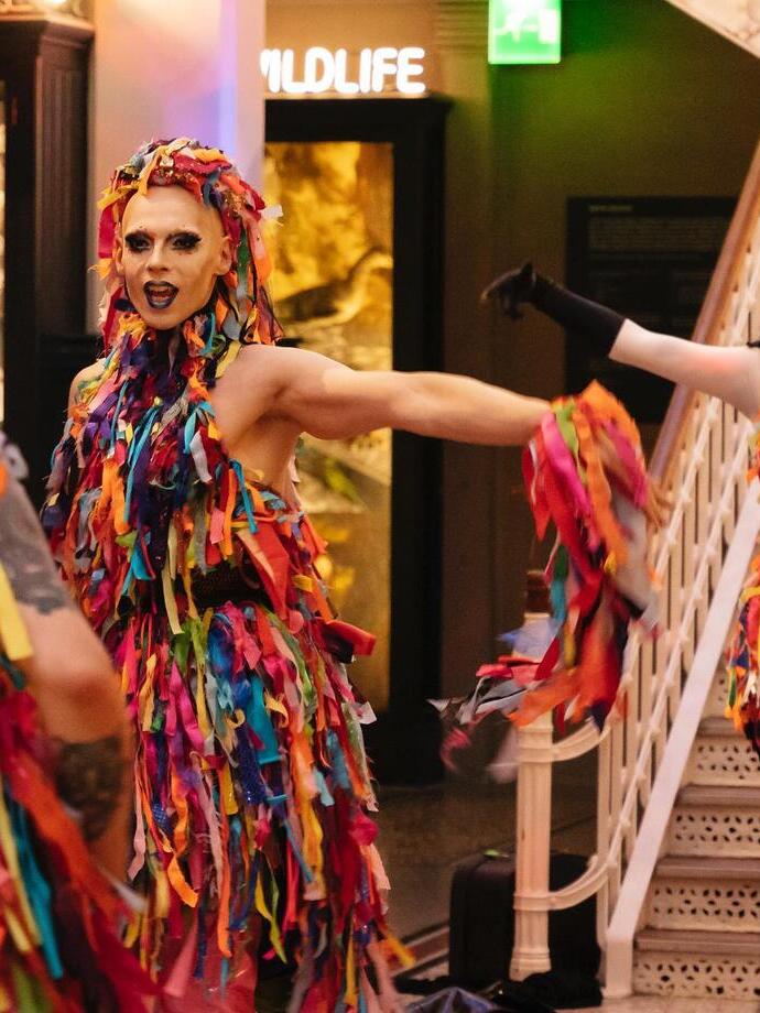 Personnes vêtues de tenues colorées au Manchester Museum