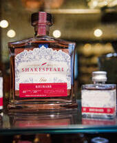 Botella de ginebra con sabor a ruibarbo