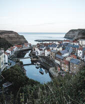 Village côtier avec port et bateaux