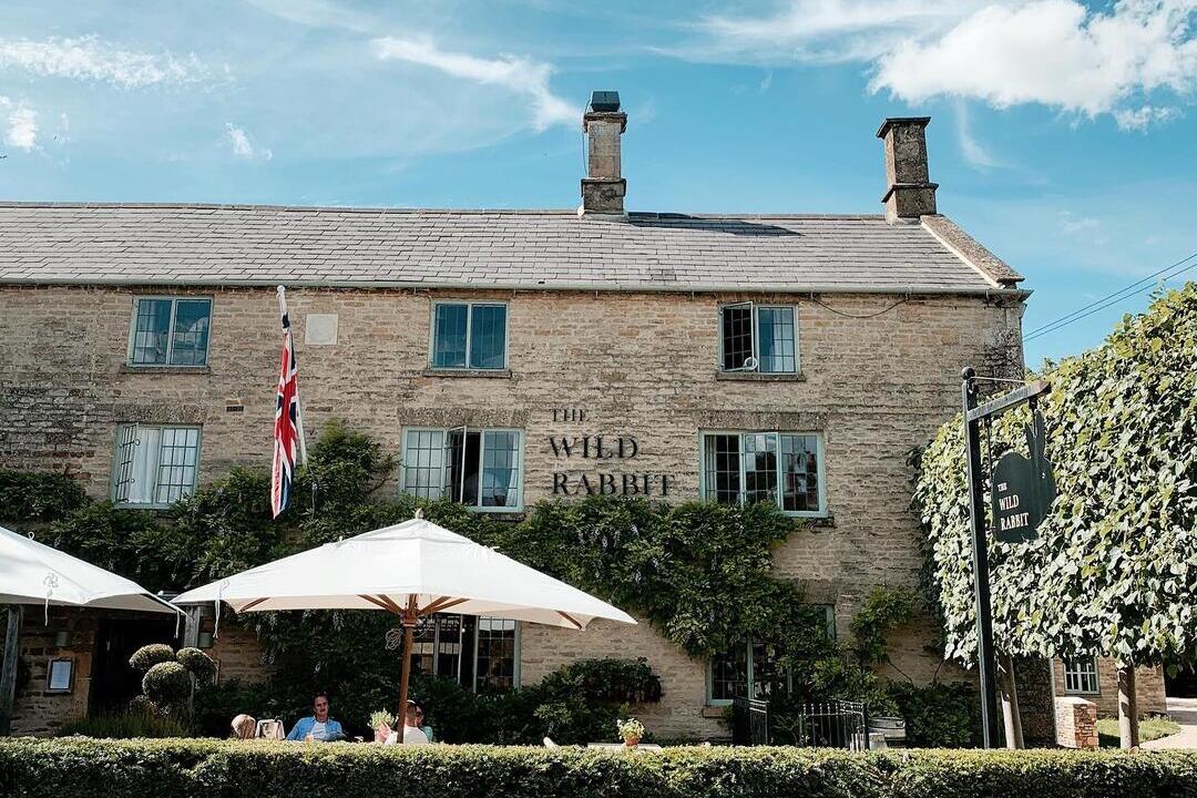 Pub traditionnel avec terrasse par une journée ensoleillée