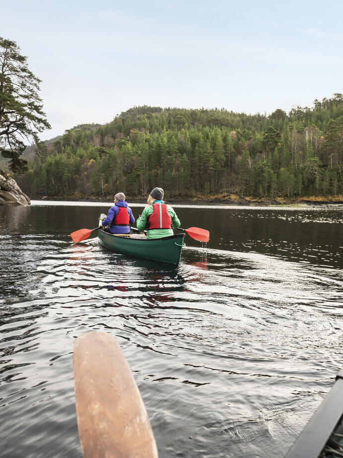 Zwei Frauen beim Kanufahren auf einem See