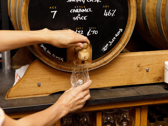 Whisky wird in einem Geschäft aus einem Fass ausgeschenkt