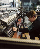 Un técnico preparando una exposición en el Museo de Ciencias de Mánchester