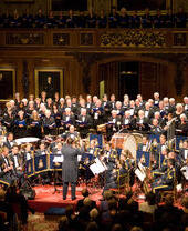 Una orquesta actuando en el escenario como parte del Festival de Windsor