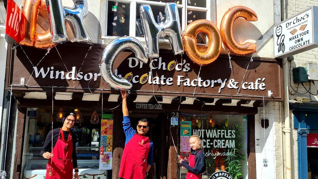 Personal posando fuera de la fábrica de chocolate Dr Choc's Windsor Chocolate Factory