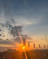 Coucher de soleil sur les participants à un festival