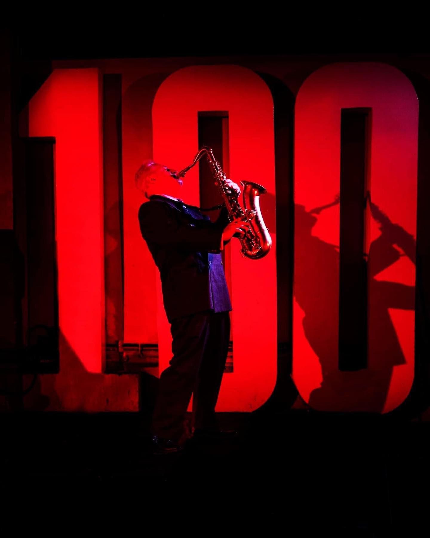 Ein Jazzmusiker auf der Bühne des 100 Club, einem intimen und historischen Veranstaltungsort im Herzen des Londoner Stadtteils Soho