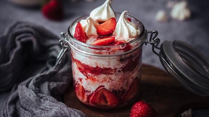 Nahaufnahme eines Tellers mit Eton Mess