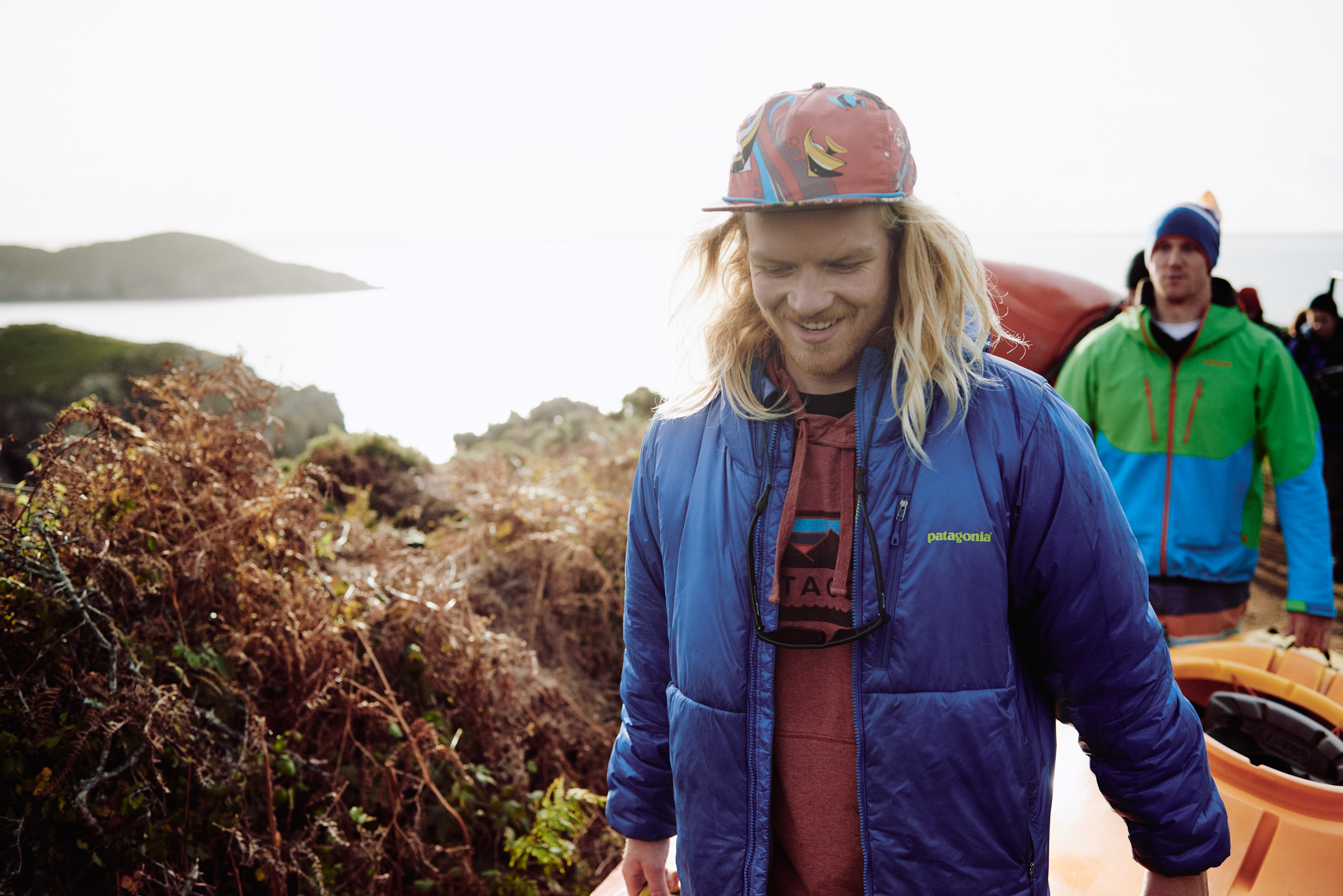 Des kayakistes transportant leurs kayaks