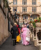 Persone vestite come i personaggi dei libri di Jane Austen