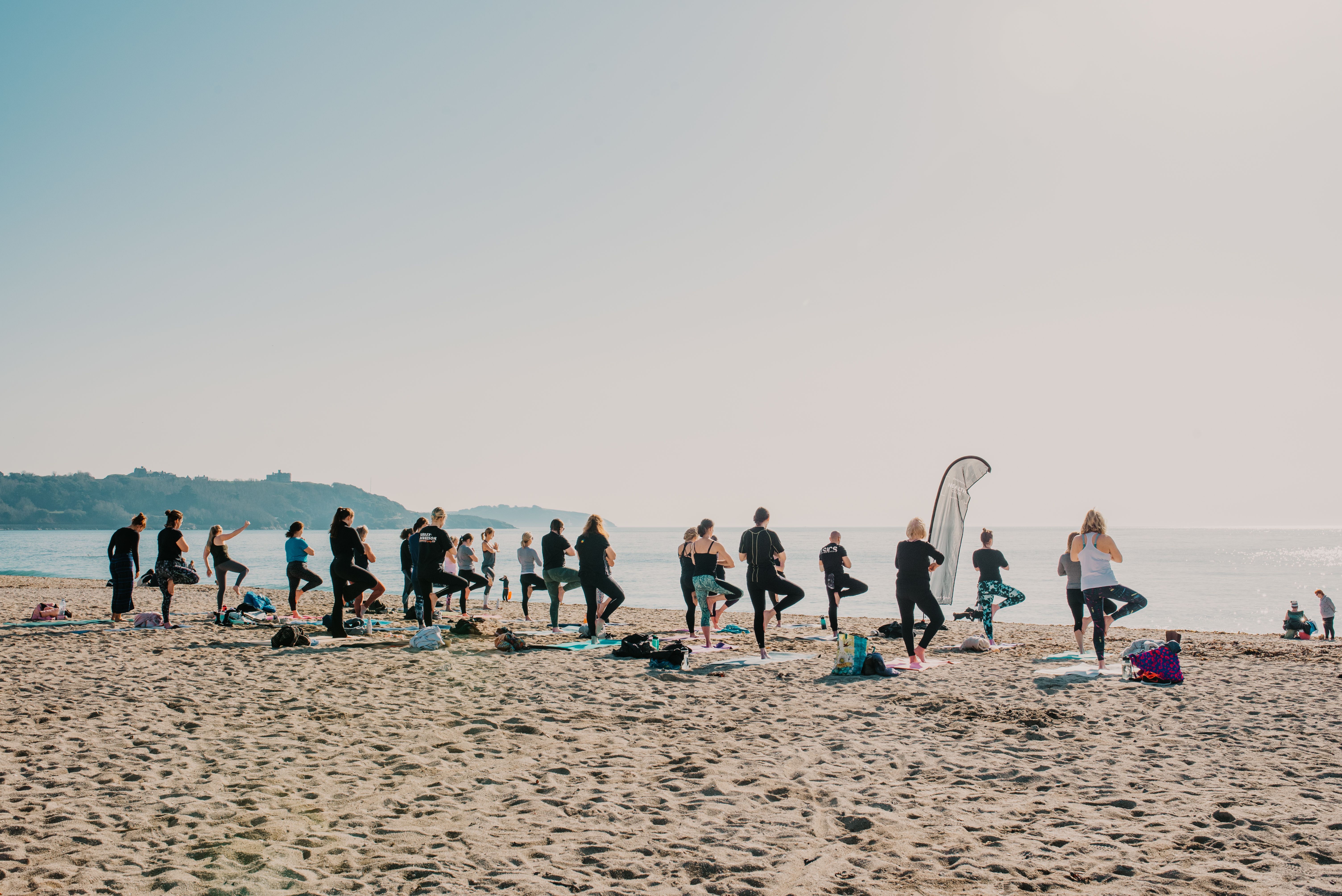 Yoga-Kurs an einem Strand in Cornwall