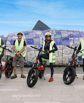 Grupo de personas en bicicletas eléctricas