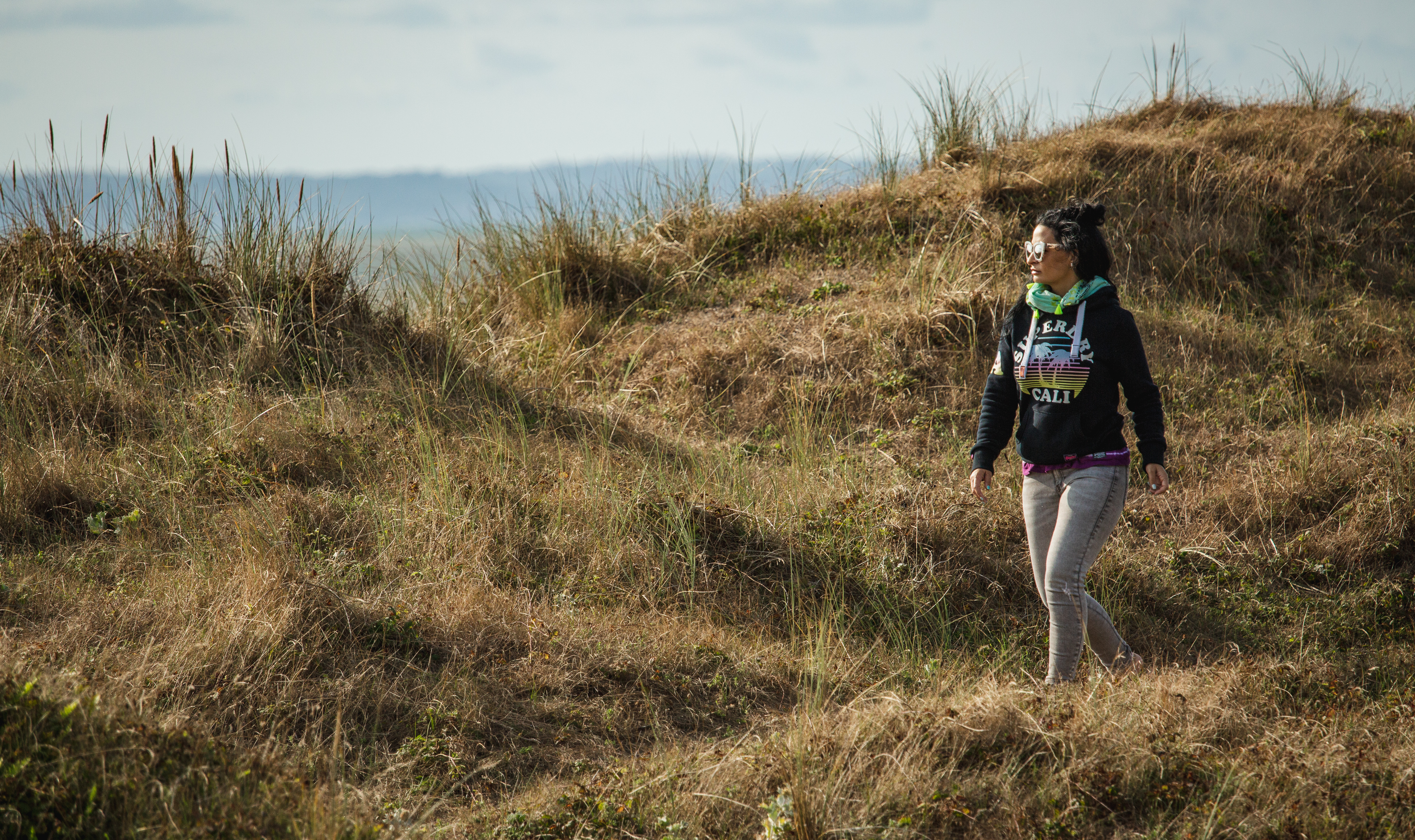 Une femme marchant le long d'un sentier dans la réserve naturelle nationale de Kenfig
