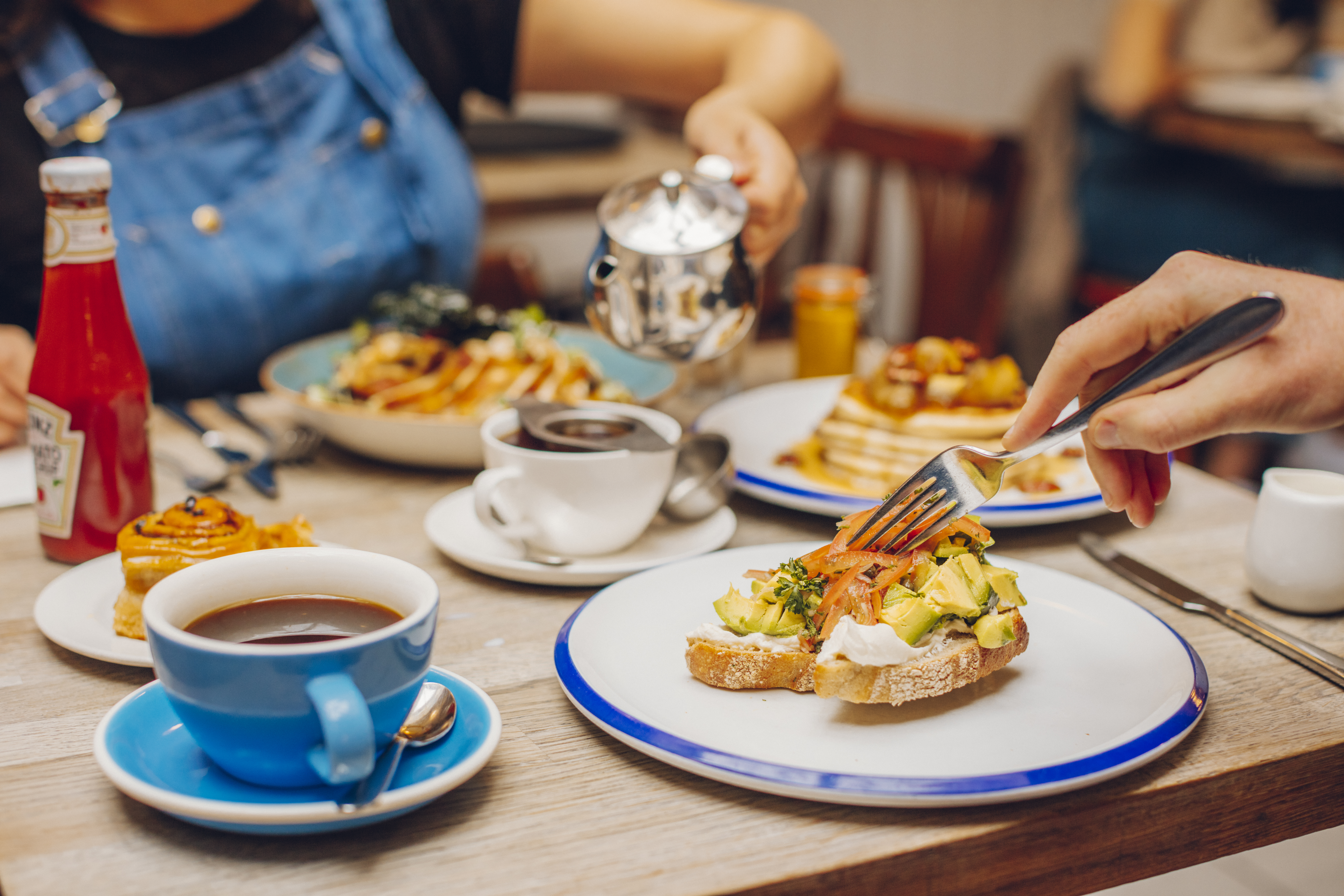Un homme et une femme en train de manger dans un restaurant