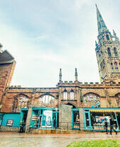 Une vue extérieure d'une cathédrale.