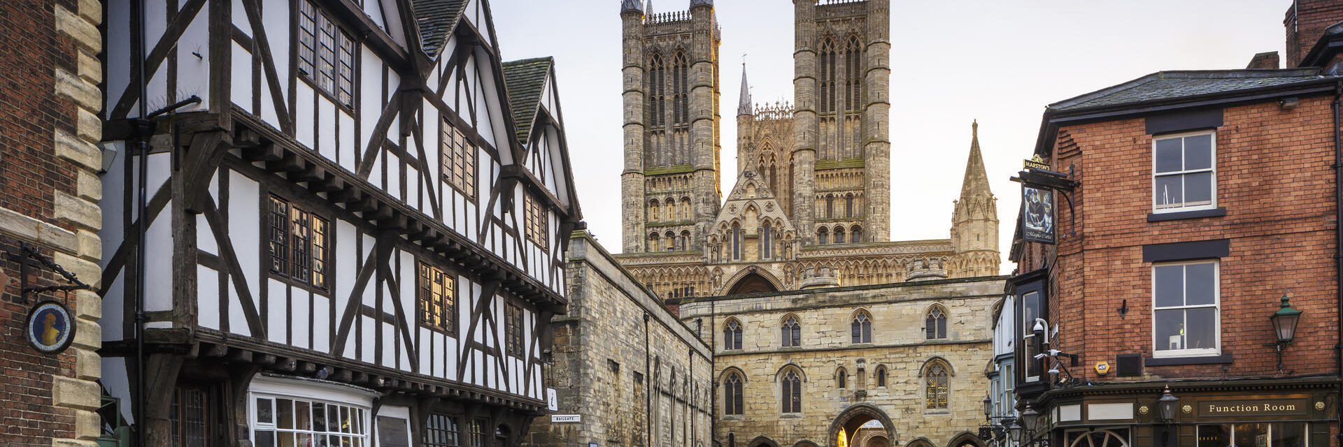 Kathedrale mit mittelalterlichen Gebäuden im Tudorstil im Vordergrund