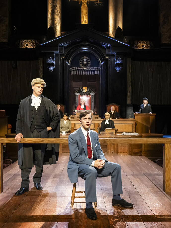 Des acteurs en costume d'époque prêts à jouer une pièce devant un public.