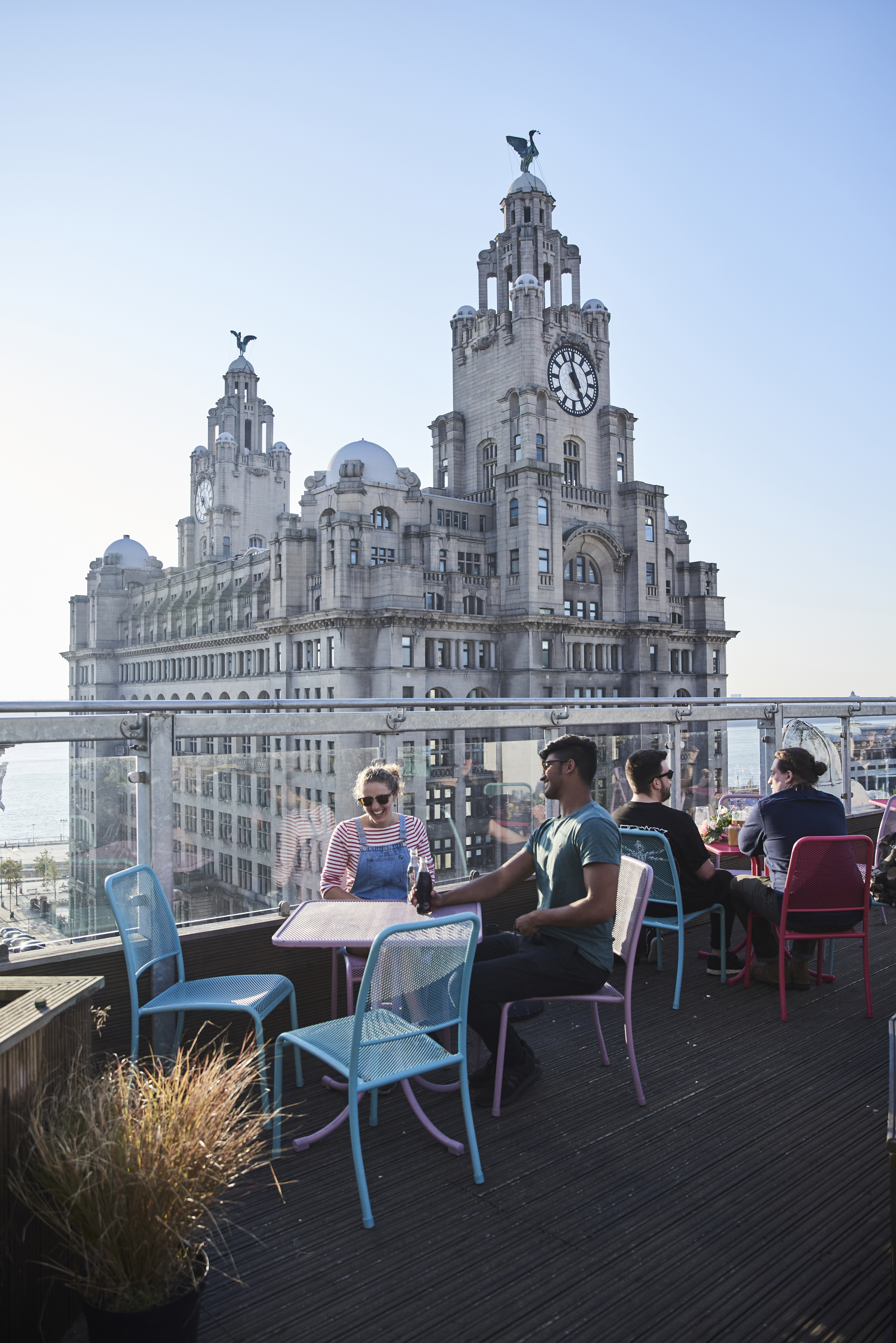 Restaurante con terraza en la azotea con amplias vistas de la ciudad.
