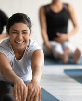 Un grupo de personas en una clase de yoga