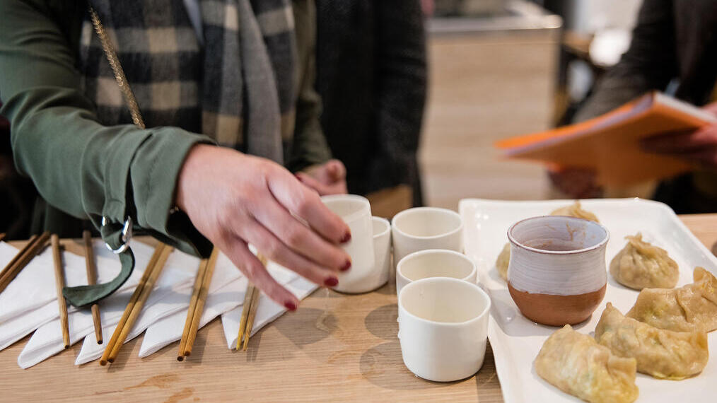 Tazas de té y gyoza japonesa servidas en un restaurante de Bath