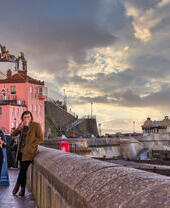 Gruppi di persone in piedi sul lungomare che guardano la spiaggia di Cromer