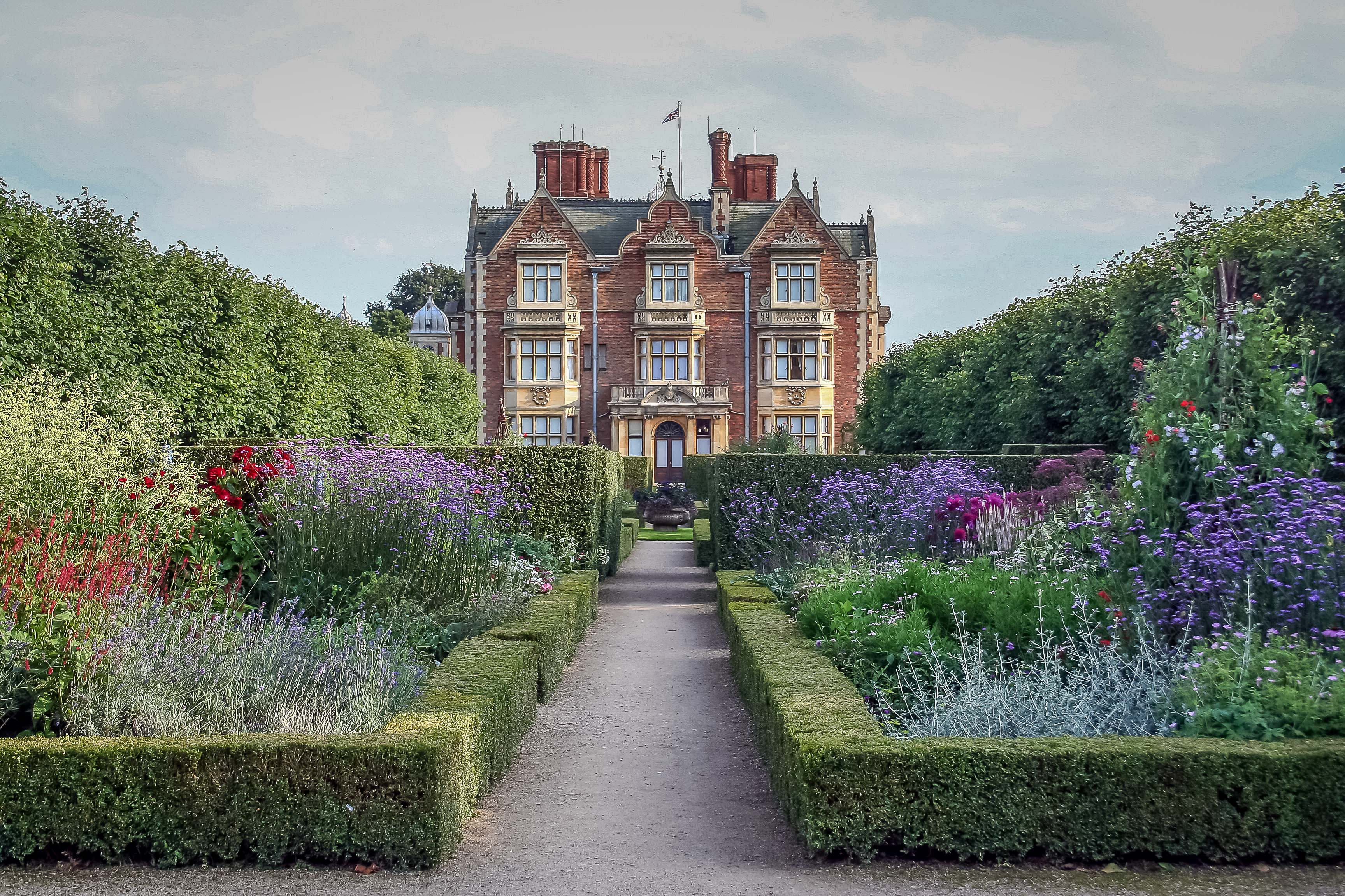 Außenansicht des Hauses und der Gärten auf dem Sandringham Estate in Norfolk