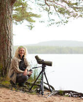 La guida turistica Sally Nowell della Speyside Wildlife Tours al Loch Mallachie