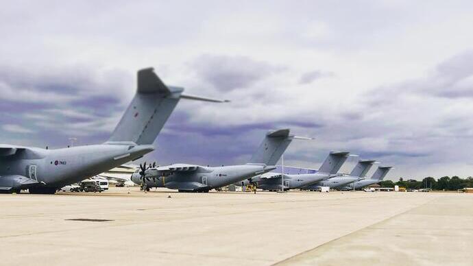 Une rangée d'avions de type militaire exposés à l'aérodrome de Brize Norton dans l'Oxfordshire
