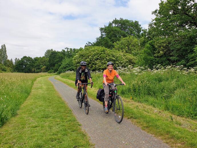 Dos personas en bicicleta por un camino en los alrededores de Birmingham