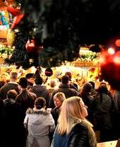 Groupe de personnes à la foire de Noël