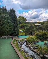 Eine Reihe von Minigolfbahnen als Teil des Victoria Falls Adventure Golf Course