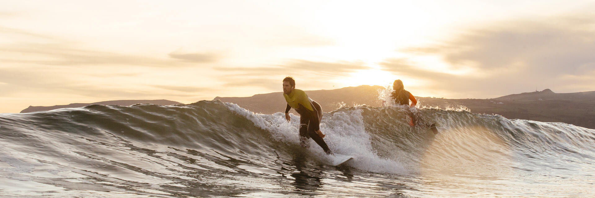 رجل وامرأة يتزلجان في البحر