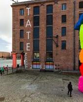 Scultura all'esterno della Tate Liverpool, Liverpool Festival d'arte biennale