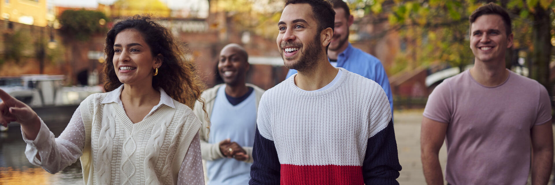 أصدقاء يمشون بجانب قناة