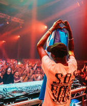 Un DJ actuando en el escenario del SWG3 Stage Warehouse en Glasgow