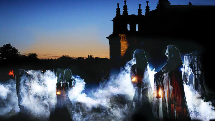 Espectáculo de fantasmas frente a un palacio