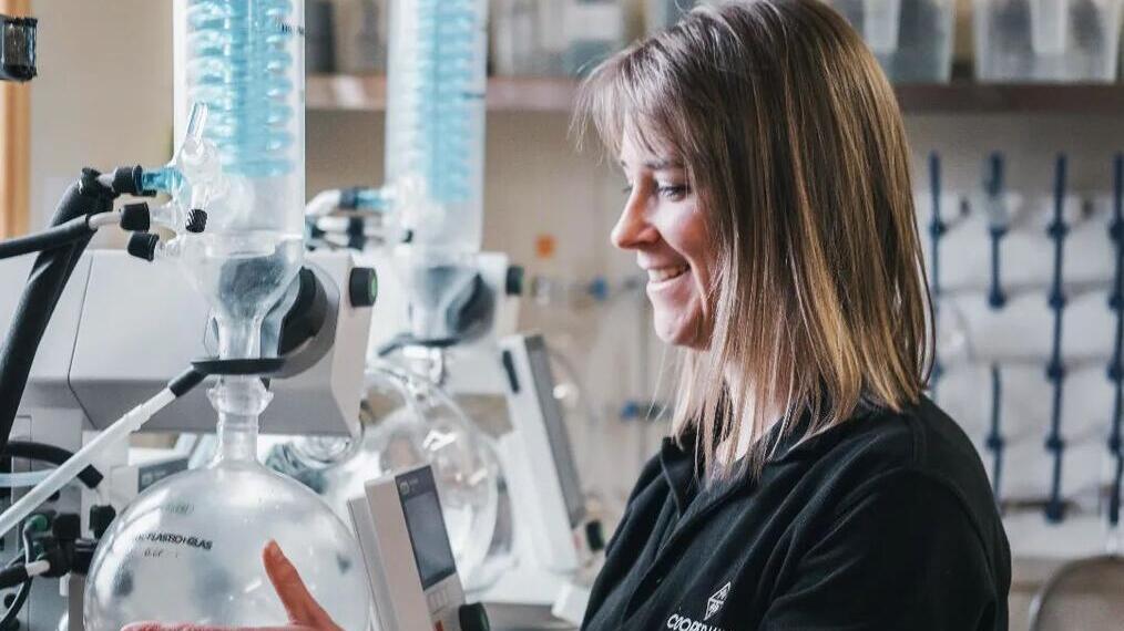 Frau, die eine Führung durch die Cooper King Gin-Brennerei in York leitet