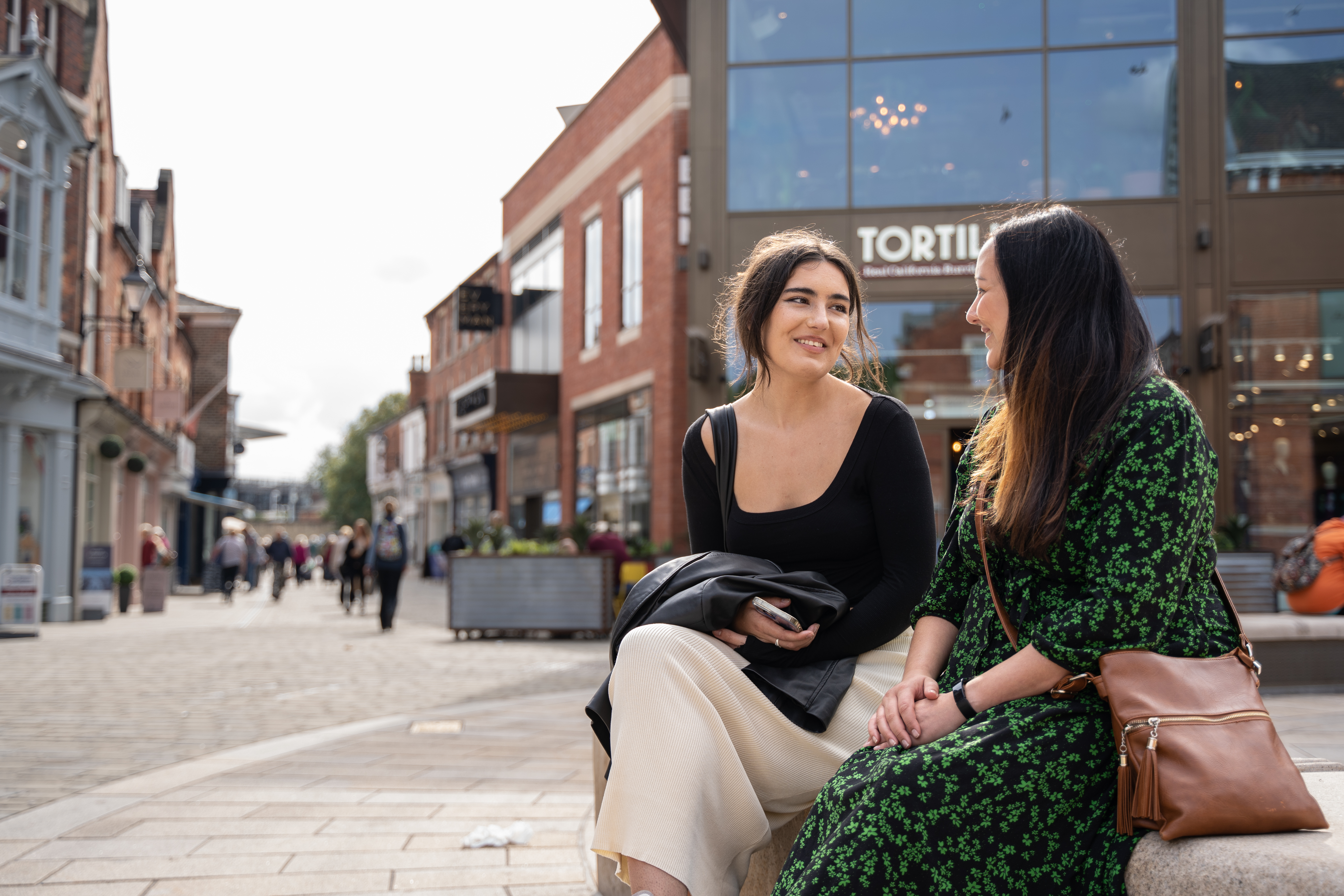 Due donne sedute su una panchina nel quartiere Cornhill di Lincoln