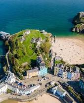 Luftaufnahme eines Sandstrandes in einem malerischen Ferienort (Castle Beach, Tenby, Wales)