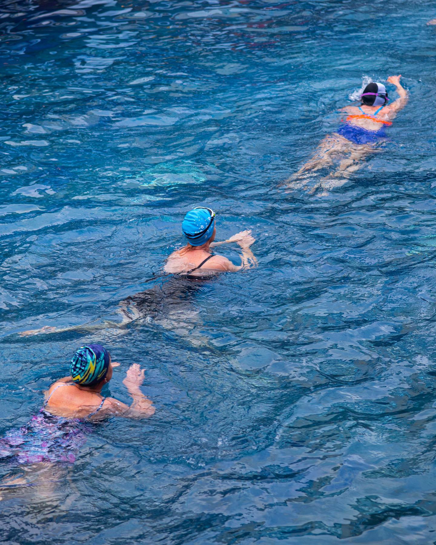 لقطة جوية للسباحين في الماء