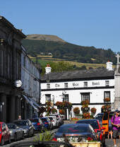 Vista della strada nel centro di un villaggio