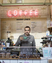 Puesto de café dentro del mercado central de Cardiff, en Gales