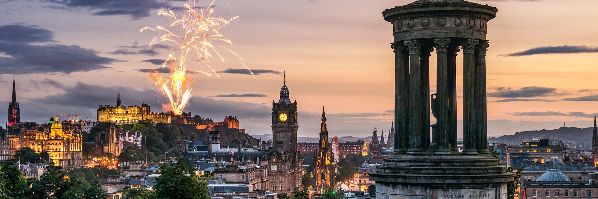 Feuerwerk in der Abenddämmerung am Himmel über den Denkmälern der Stadt