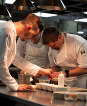Köche bei der Arbeit in der Restaurantküche im Whatley Manor, Malmesbury