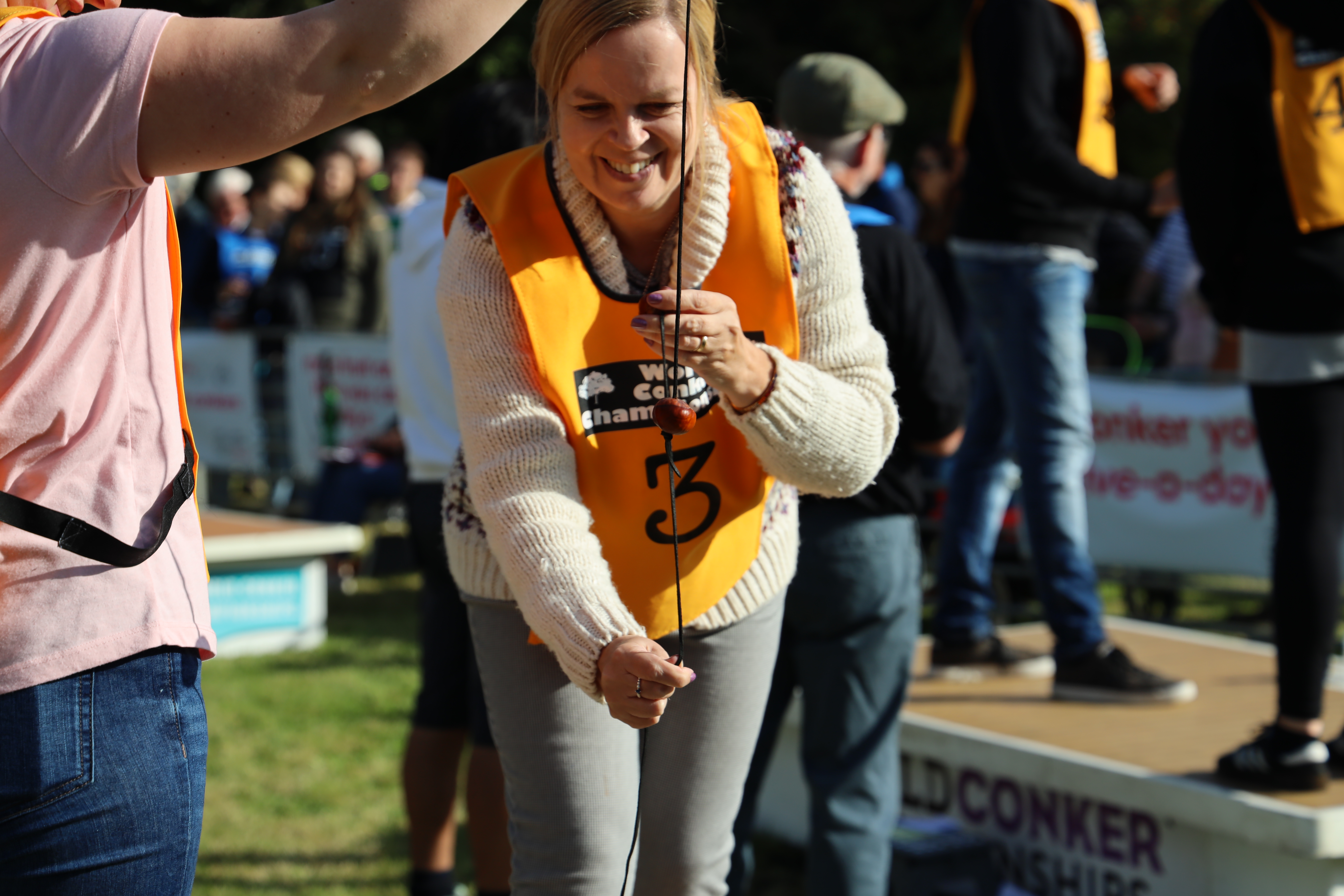 Une femme s'installant au championnat mondial de conker