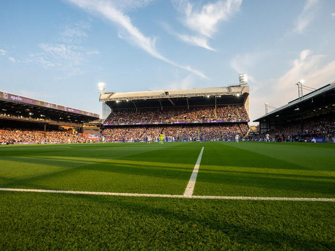 Blick auf ein großes Stadion während eines Fußballspiels