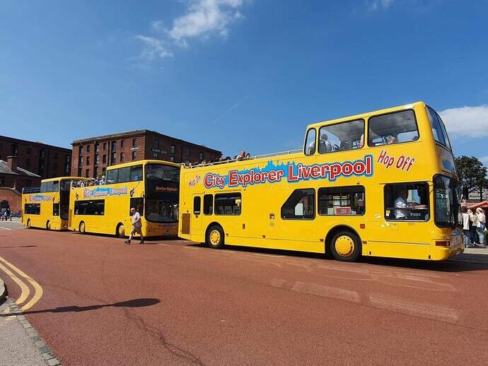 Autobus scoperti a Liverpool, utilizzati per tour della città a tema Beatles