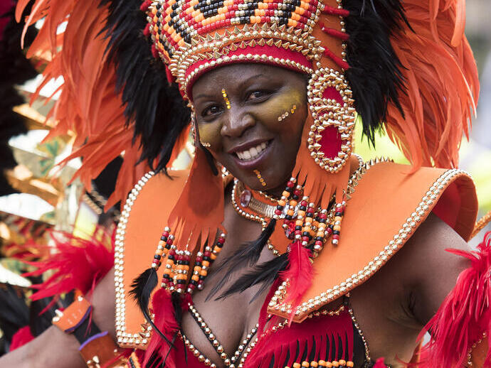 Un artista en la calle como parte del Festival Caribeño de Leicester