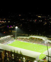 Un estadio de fútbol abarrotado por la noche.